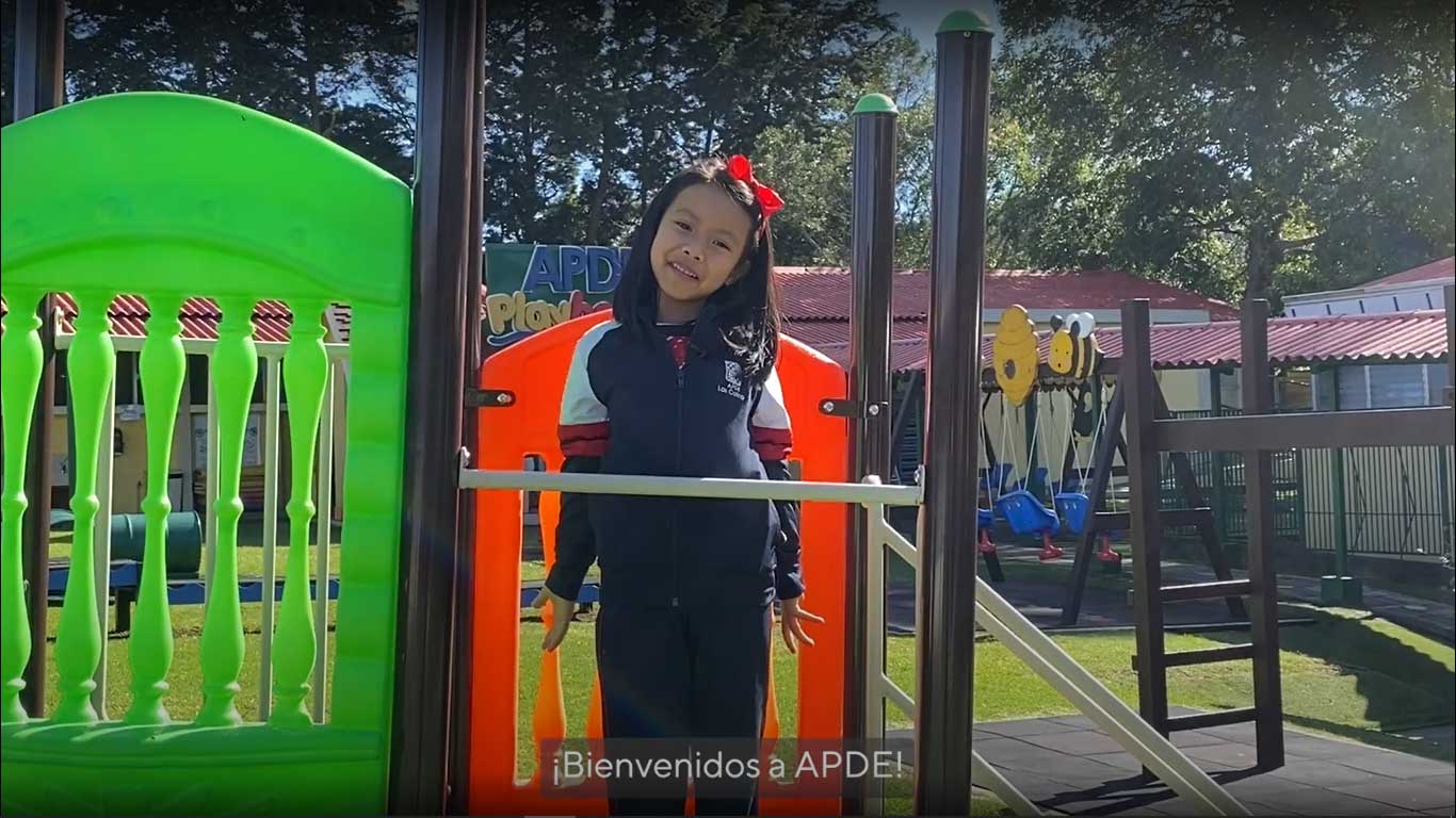 Niños hablando en inglés sobre ellos mismos en preprimaria bilingüe Las Colinas