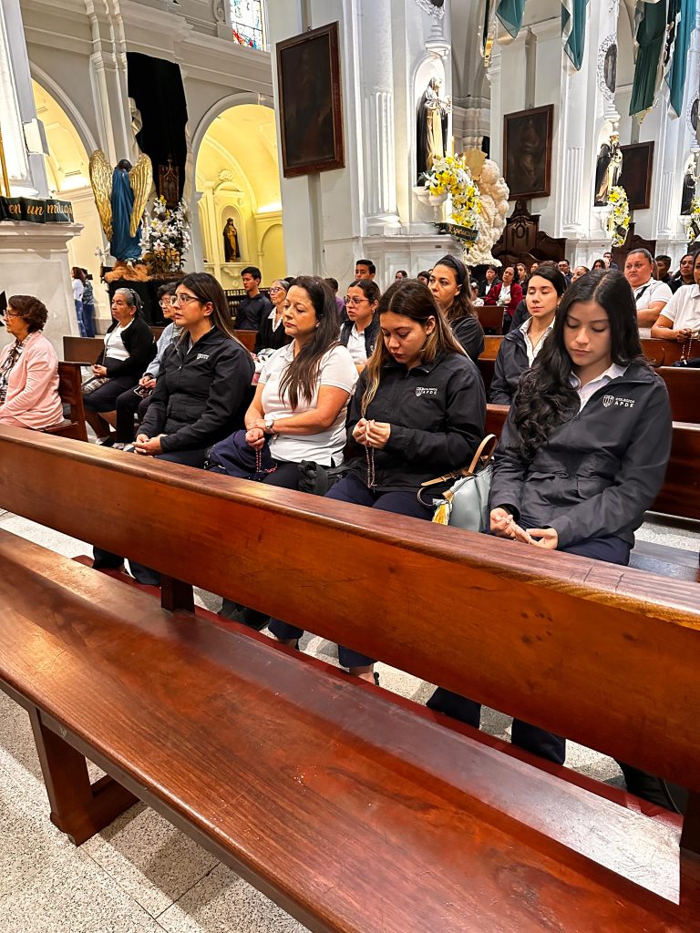 Maestras de preprimaria APDE Las Colinas recibiendo misa como una de las prácticas para poder acercar a sus alumnos a Jesús y la Virgen