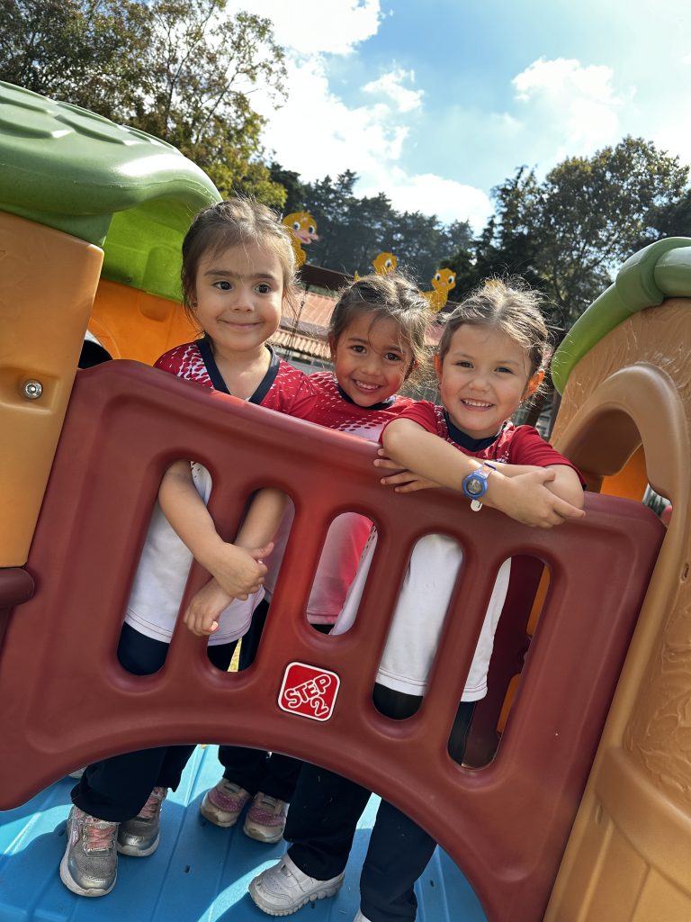 Niñas felices en su colegio APDE Las Colinas donde han aprendido a nombrar sus emociones